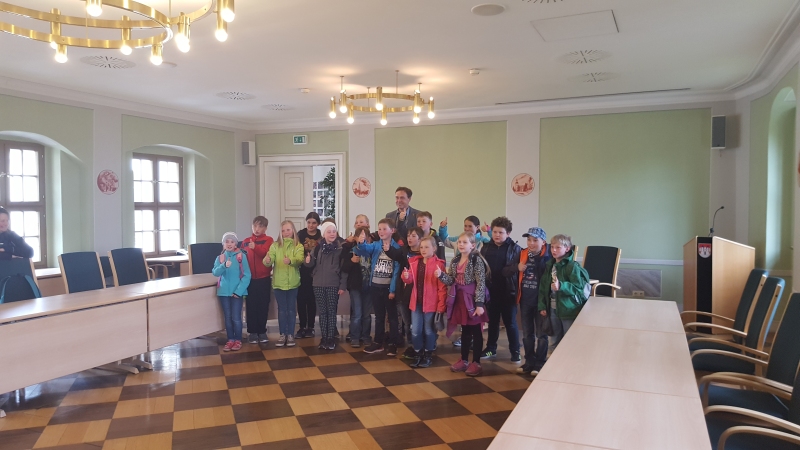 Kinder der Hortgruppe Planet Mond der Grundschule Max Lingner besuchten den Bürgermeister Michael Jahn